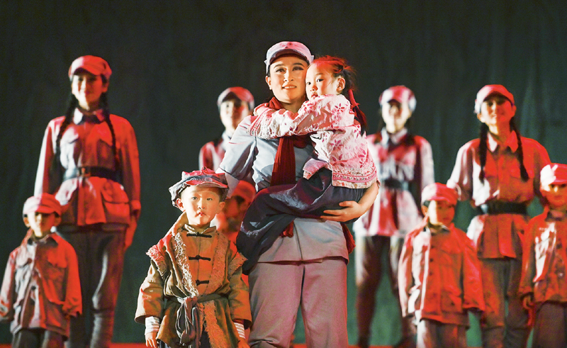 2020年11月24日，在陜西省延安市，大型紅色歷史舞臺劇《延安保育院》公演達3800場。作為延安紅色旅游新名片，《延安保育院》再現(xiàn)了延安保育院的歷史畫面，抒發(fā)了革命者的大美情懷和革命英雄主義精神。 新華社記者 陶明/攝